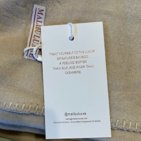 Malibu Luxxe - pom pom throw - Picture 2 of 6